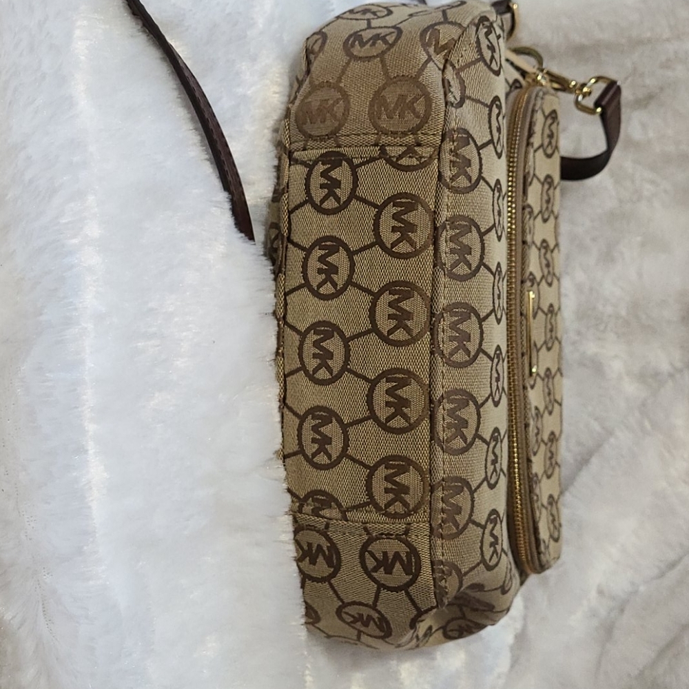 Authentic Michael kors cross body purse. - Picture 11 of 16